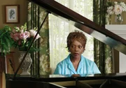 Betty (Alfre Woodard) plant mit Caleb mitten in der Nacht abzureisen, doch sie werden von der Polizei aufgehalten und festgenommen.
