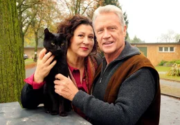 Eine kleine schwarze Katze bringt die zerstrittenen Nachbarn Rosa Sch&auml;tzlein (Eva Mattes) und Frido Schulz (Robert Atzorn) wieder zusammen.