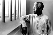 27 Jahre lang saß Nelson Mandela in Haft, dann gelang ihm das friedliche Ende des Apartheid-Regimes in Südafrika. Macht ihn das zum "Superhelden der Geschichte"? "ZDF-History" nimmt seine Biografie und die anderer sogenannter "Superhelden" unter die Lupe. 27 Jahre lang saß Nelson Mandela in Haft, dann gelang ihm das friedliche Ende des Apartheid-Regimes in Südafrika. Macht ihn das zum "Superhelden der Geschichte"? "ZDF-History" nimmt seine Biografie und die anderer sogenannter "Superhelden" unter die Lupe.