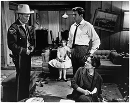 Die Polizei macht eine Bestandsaufnahme bei der Familie Brenner (von links: Veronica Cartwright, Rod Taylor, Jessica Tandy) nach dem &Uuml;berfall der V&ouml;gel.