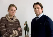 Der Antiquitätenhändler Henrik (David Valentin) und seine schwangere Frau, das Topmodel Charlotte (Josephine Bornebusch), stehen unter Verdacht.