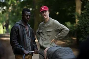 Reinhold (Albrecht Schuch, r.) führt Francis (Welket Bungué, l.) in die Regeln des Drogenhandels im Park ein.