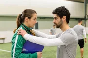 Can (Volkan Isbert) hat einen zwielichtigen Plan, damit Katja (Anna-Katharina Samsel) nicht wochenlang zur Fortbildung von ihm getrennt ist: er will ein Spiel des RSV manipulieren...