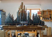 Der Aufbau der Kirchenorgel wird in der Werkstatt geprobt. Der Aufbau der Kirchenorgel wird in der Werkstatt geprobt.
