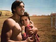Martin Pawley (Jeffrey Hunter, l.) befreit Debbie Edwards (Natalie Wood) nach f&uuml;nf Jahren aus den F&auml;ngen der Roth&auml;ute.