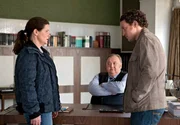 Gudrun Wohlers (Katrin Pollitt, l.) ist in Sorge um ihren Mann Gerd (Josef Heynert, r.). Der Polizist wird beschuldigt, einen Verdächtigen bei der Festnahme mißhandelt zu haben. Gregor Ehrenberg (Dieter Pfaff, M. ) versucht, Wohlers zu helfen.