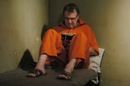 Pater Richard Moore (Tom Wilkinson) wollte der jungen Emily nur helfen. Doch die mysteri&ouml;sen Vorf&auml;lle und Verhaltensweisen der Studentin, welche schlie&szlig;lich zu ihrem Tod f&uuml;hrten, brachten Pater Moore hinter Gitter. Er wird beschuldigt, ihren Tod verursacht zu haben.