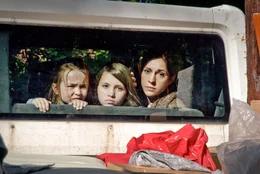 Veronika (Ulrike C. Tscharre, li.), Janina (Janina Fautz, Mitte) und Leonie (Lara Sophie Rottmann) sind mit ihrem neuen Leben nicht sehr gl&uuml;cklich.