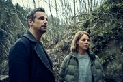 Maris (Jessica Schwarz) und Konrad Diener (Max von Thun) suchen nach dem Versteck.