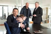 Tobias Beckmann (Heiko Ruprecht, l.) hält seinen autistischen Sohn Carsten Beckmann (Johannes Geller, 2.v.l.), als dieser von der Befragung durch Oberstaatsanwalt Bernd Reuther (Rainer Hunold, r.) überfordert ist. Tobias Beckmann (Heiko Ruprecht, l.) hält seinen autistischen Sohn Carsten Beckmann (Johannes Geller, 2.v.l.), als dieser von der Befragung durch Oberstaatsanwalt Bernd Reuther (Rainer Hunold, r.) überfordert ist.