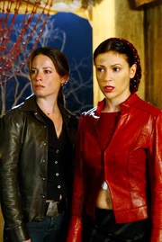 Pheobe (Alyssa Milano, r.) und Piper (Holly Marie Combs, l.) machen sich Sorgen um Paige ...
