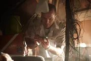 Kapit&auml;n Garcez (gespielt von Carlos Gonzales-Vio) holt die Notrufbake aus dem Wrack des Varig-Flugs 254.