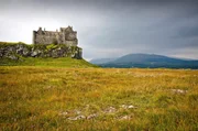 Duart Castle thront seit Jahrhunderten auf der Isle of Mull zwischen finsteren Seen und nebelverhüllten Gipfeln. Die Burganlage ist ein stiller Zeuge von Clanfehden, Verrat und Eroberungszügen, die die schottische Identität geprägt haben. Duart Castle thront seit Jahrhunderten auf der Isle of Mull zwischen finsteren Seen und nebelverhüllten Gipfeln. Die Burganlage ist ein stiller Zeuge von Clanfehden, Verrat und Eroberungszügen, die die schottische Identität geprägt haben.