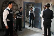 Als in Miami im Allapatah-Viertel drei Menschen gefunden wurden, an denen Ritualmorde begangen wurden, reist das Team dorthin. Die Ermittlungen führen Hotch (Thomas Gibson, l.), Manny (Manny Perez, 2.v.l.), Rossi (Joe Mantegna, M.) und Spencer Reid (Matthew Gray Gubler, r.) erst einmal zu Julio Ruiz (Hakeem Kae-Kazim, 2.v.r.), doch hat er wirklich was damit zu tun? Als in Miami im Allapatah-Viertel drei Menschen gefunden wurden, an denen Ritualmorde begangen wurden, reist das Team dorthin. Die Ermittlungen führen Hotch (Thomas Gibson, l.), Manny (Manny Perez, 2.v.l.), Rossi (Joe Mantegna, M.) und Spencer Reid (Matthew Gray Gubler, r.) erst einmal zu Julio Ruiz (Hakeem Kae-Kazim, 2.v.r.), doch hat er wirklich was damit zu tun?
