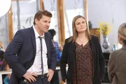 Als sich herausstellt, dass das Opfer ein Yogastudio betrieben hat, befragen Booth (David Boreanaz) und Brennan (Emily Deschanel) die Mitarbeiter.  +++