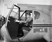 Amelia Earheart war eine US-amerikanische Flugpionierin und Schriftstellerin. Sie war die erste Frau, die den Atlantik in einem Nonstop-Flug als Passagierin überquerte. Amelia Earheart war eine US-amerikanische Flugpionierin und Schriftstellerin. Sie war die erste Frau, die den Atlantik in einem Nonstop-Flug als Passagierin überquerte.