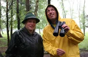 Willi und Försterin Friederike Rövekamp im Merfelder Bruch. Sie schaut regelmäßig bei den Wildpferden vorbei.