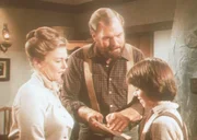 Alice (Hersha Parady, l.) und Jonathan (Merlin Olsen, M.) sind stolz auf ihren Sohn Andy (Patrick Laborteaux, r.), der in einer Prüfung eine gute Note bekommen hat.