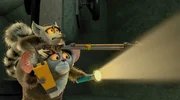 Nachdem King Julien (oben) sein Königreich an Koto verloren hat und verbannt wurde, versucht er mit allen Mitteln, wieder auf den Thron zurückzukehren. Er und Maurice befinden sich gerade in einem Unterseeboot und hoffen, dass sie bald Land finden, als sie ein mysteriöses Geräusch vernehmen.
