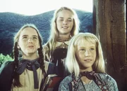 Laura (Melissa Gilbert, l.), Mary (Melissa Sue Anderson, M.) und Ginny (Rachel Longaker, r.) werden bei der Schulauff&uuml;hrung die Geschichte von den "Kleinen Frauen" spielen.