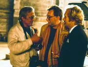 Herbie Fried (Dieter Hildebandt, links) und Baby Schimmerlos (Franz Xaver Kroetz, rechts) bedr&auml;ngen den Regieassistenten Siggi (Fritz M&uuml;ller-Scherz), ihnen Informationen &uuml;ber die Schauspielerin Fanny Kessler zu geben.