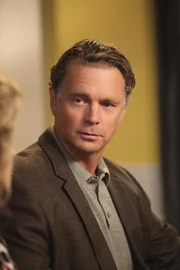 Steht die Ehe zwischen Keith' Eltern Mary und Richard (John Schneider) vor dem Aus?