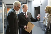 D.B. Russell (Ted Danson, l.) und Conrad Ecklie (Marc Vann) bereiten einen sehr riskanten Undercover-Einsatz vor: Ecklies Tochter Morgan Brody (Elisabeth Harnois) soll sich als n&auml;chstes "Opfer" zur Verf&uuml;gung stellen.