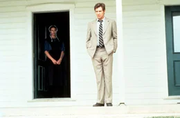 Eine Liebe ohne Chance: Bei den Ermittlungen kommen sich Polizeidetektiv John Book (Harrison Ford, r.) und Rachel (Kelly McGillis, l.) immer n&auml;her. Doch die beiden trennen Welten.