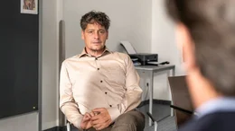Kuschel-Seminarleiter Elmar von Breuer (Fritz Karl) im Verh&ouml;r.