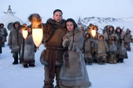 Als Katara (Nicola Peltz, r.) und ihr Bruder Sokka (Jackson Rathbone, l.) den jungen Luftnomaden Aang aus einem riesigen Kokon aus Eis befreien, ahnen sie nicht, dass die Welt einen neuen Avatar hat, der allerdings keine Macht &uuml;ber die anderen drei Elemente hat und ist nicht viel mehr als der letzte seiner Art ...