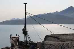 An der s&uuml;dgr&ouml;nl&auml;ndischen Amitsoq-Lagerst&auml;tte f&uuml;hrt das britische Unternehmen Alba Mineral Resources auf der Suche nach Graphit Erkundungsbohrungen durch.