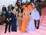 Die jährliche Met-Gala: Wer hier eingeladen ist, hat es endgültig geschafft. Seit einigen Jahren sind die Kardashians nicht mehr von der Gästeliste wegzudenken. Die jährliche Met-Gala: Wer hier eingeladen ist, hat es endgültig geschafft. Seit einigen Jahren sind die Kardashians nicht mehr von der Gästeliste wegzudenken.
