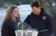 Mit erhitztem Schwefelgranulat gießen die Detectives Taylor (Gary Sinise) und Bonasera (Melina Kanakaredes) die Abdrücke aus.