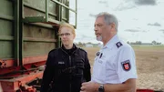 Hauptkommissar Frank Korte und Kommissarin Larissa Bu&szlig; halten bei einer Polizeikontrolle im Landkreis Diepholz die Landmaschinen an, die im Stra&szlig;enverkehr auffallen.