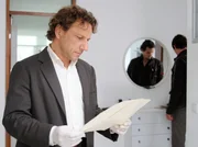 SWR Fernsehen TATORT, "Tödliche Tarnung", am Dienstag um 20:15 Uhr. Lannert (Richy Müller) und Bootz (Felix Klare) durchsuchen die Wohnung des Ermordeten.
