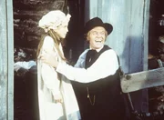 Dr. Baker (Kevin Hagen, r.) hat soeben festgestellt, dass Laura (Melissa Gilbert, l.) kein Bergfieber, sondern nur eine Himbeerallergie hat. Dr. Baker (Kevin Hagen, r.) hat soeben festgestellt, dass Laura (Melissa Gilbert, l.) kein Bergfieber, sondern nur eine Himbeerallergie hat.