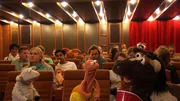 Finchen lädt Wolle und Pferd zu einem Kinobesuch ein. Die beiden sind sehr aufgeregt, denn schließlich waren sie ja noch nie im Kino!