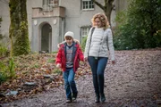 Ali (Nicola Stephenson, r.) ist am Boden zerstört, als sie vom Mord an ihrer Schwester Gemma erfährt. Zusammen mit ihrem Sohn Joe (Max True, l.) versucht sie sich abzulenken.