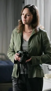 Sara (Jorja Fox) hält mit ihrer Kamera alle wichtigen Details am Tatort fest.