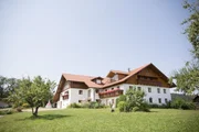 Einen herrlichen Ausblick hat man vom Allgäuer Berghof der Kinkers (im Bild): Direkt auf den Forggensee und die berühmten Königsschlösser Neuschwanstein und Hohenschwangau. Irmi wollte ursprünglich auf gar keinen Fall einen Bauern heiraten - es kam anders.