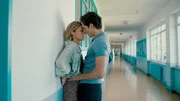 Luis (Noah Saavedra, r) taucht überraschend in Maries (Svenja Jung) Schule auf und überredet sie zu einem Quickie.