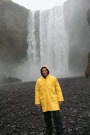 Willi in Island vor dem Skogafoss-Wasserfall.