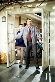 Hal (Bryan Cranston, re.) und Malcolm (Frankie Muniz) kommen total genervt von der Bibelstunde nach Hause.