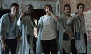 Die Jungs-Gruppe um Jeff (Castle Rock Peters, Mi.) ist begeistert vom Auftritt der Mädchen beim Hip-Hop-Tanzwettstreit "Jungs gegen Mädchen".