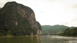 Der Mekong wird auch "die Mutter des Wassers" genannt.; PHOENIX AUF DEM MEKONG DURCH LAOS, am Sonntag (03.11.24) um 22:30 Uhr. Der Mekong wird auch "die Mutter des Wassers" genannt. &copy; phoenix/HR/Lynn Klockow, honorarfrei - Verwendung gem&auml;&szlig; der AGB im engen inhaltlichen, redaktionellen Zusammenhang mit genannter PHOENIX-Sendung bei Nennung "Bild: phoenix/HR/Lynn Klockow" (S2). PHOENIX-Kommunikation, Tel: 0228/9584-196, Fax: -199, presse@phoenix.de