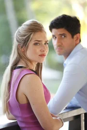 Helen (Sophie Colquhoun, l.) und Adam (Raza Jaffrey, r.) haben beide ihre Geheimnisse voreinander. Wäre einer von ihnen deshalb wirklich fähig zu einem Mord? Helen (Sophie Colquhoun, l.) und Adam (Raza Jaffrey, r.) haben beide ihre Geheimnisse voreinander. Wäre einer von ihnen deshalb wirklich fähig zu einem Mord?