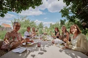 SWR LECKER AUFS LAND, "Zu Gast bei Heike Schiltz in der Südeifel", am Montag um 20:15 Uhr im SWR. Die Landfrauen stoßen zur Hauptspeise mit Rotwein an. Es gibt Rinderbäckchen mit Kartoffelpüree und Salat. v.li.: Petra Waldraff, Heike Schiltz, Sonja Müller, Lara Jenner, Michaela Pistono, Anne-Christin Trautwein