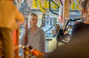Eine verwirrte Frau (Mavie Hörbiger) kommt blutverschmiert ins "Rattlinger".