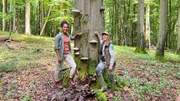 v.li.: Pia und Nationalpark-Rangerin Sandra (Sandra Wendt) vor einer alten Buche mit Zunderschwämmen. v.li.: Pia und Nationalpark-Rangerin Sandra (Sandra Wendt) vor einer alten Buche mit Zunderschwämmen.