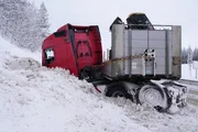 Ein lokaler Lastwagen ist auf der E6, einer der größten Straßen Norwegens, in den Graben gekippt. (National Geographic für Disney)